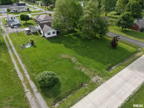 105 E Yung St, Sesser, IL 62884 photo 12