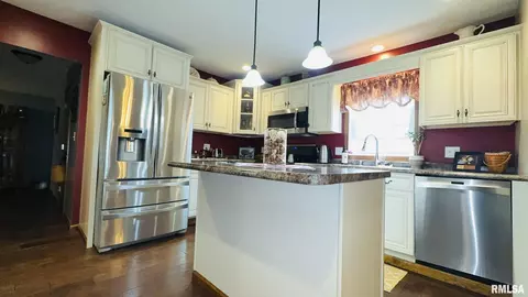 105 E Yung St, Sesser, IL 62884 photo 16