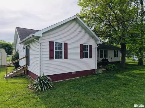 105 E Yung St, Sesser, IL 62884 photo 3