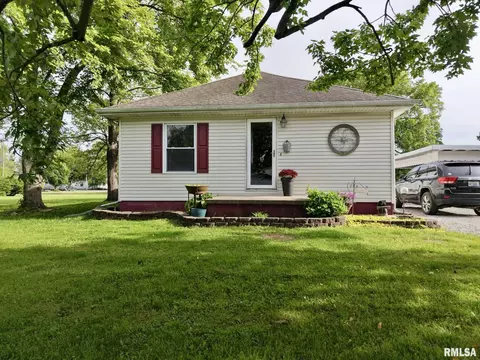 105 E Yung St, Sesser, IL 62884