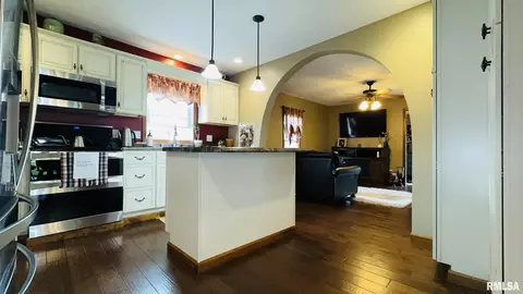 105 E Yung St, Sesser, IL 62884 photo 17