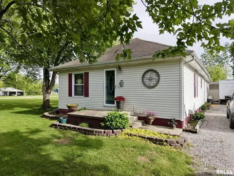 105 E Yung St, Sesser, IL 62884 photo 2