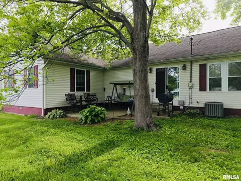 105 E Yung St, Sesser, IL 62884 photo 7
