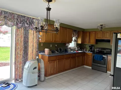 701 Forrest St, Benton, IL 62812 photo 7