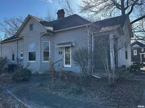 402 S Main St, Benton, IL 62812 photo 3