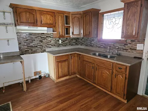 402 S Main St, Benton, IL 62812 photo 15
