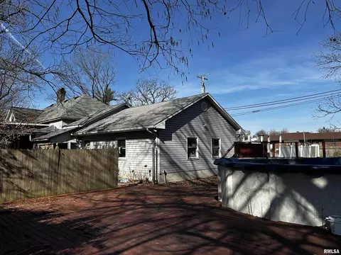 402 S Main St, Benton, IL 62812 photo 5
