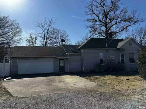 402 S Main St, Benton, IL 62812 photo 8