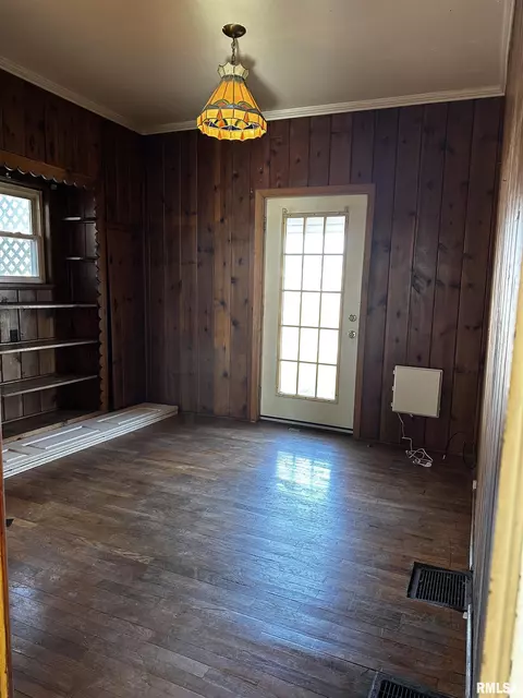 402 S Main St, Benton, IL 62812 photo 9