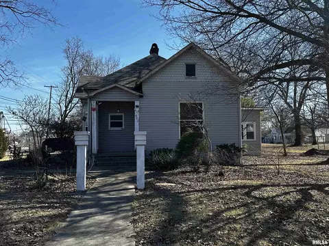 402 S Main St, Benton, IL 62812 photo 2