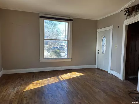 402 S Main St, Benton, IL 62812 photo 10