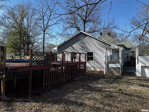 402 S Main St, Benton, IL 62812 photo 4