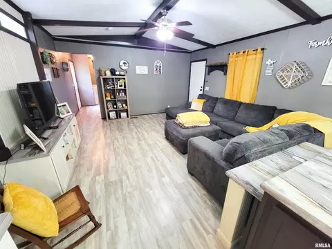 1011 Clan St, Flora, IL 62839 photo 7