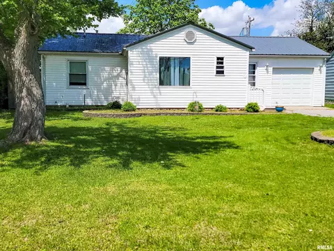 214 W 12th St, Flora, IL 62839