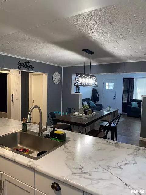 717 E Main St, Benton, IL 62812 photo 3