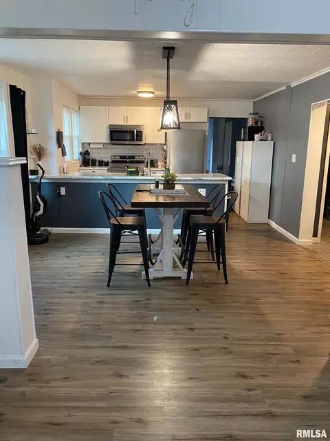 717 E Main St, Benton, IL 62812 photo 4
