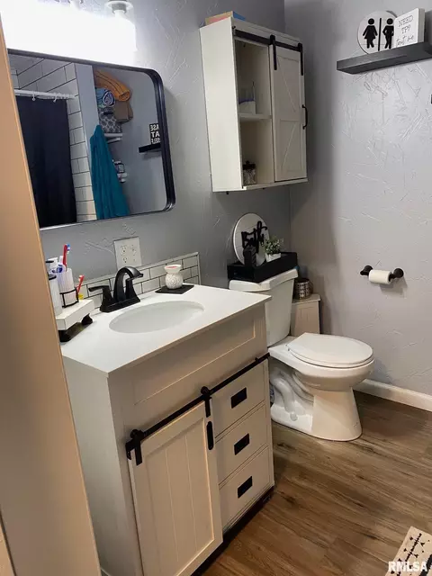 717 E Main St, Benton, IL 62812 photo 10