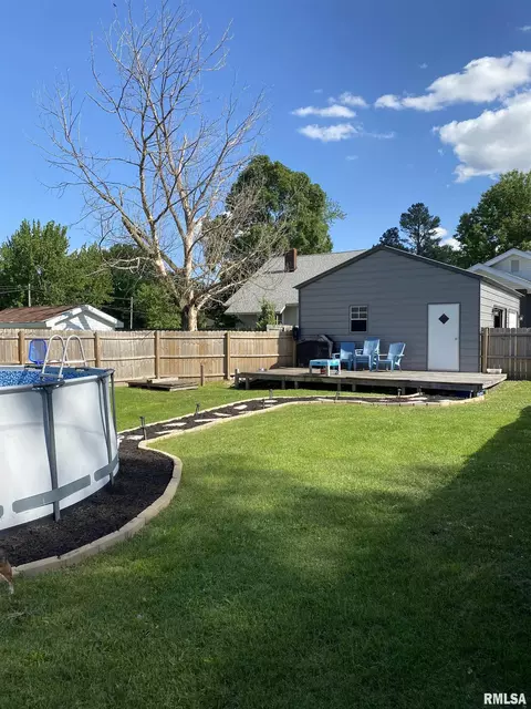 717 E Main St, Benton, IL 62812 photo 16