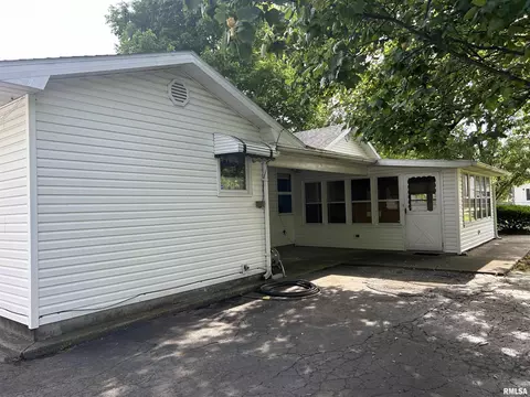 401 W 11th St, Christopher, IL 62822 photo 3