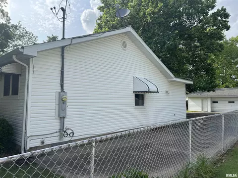 401 W 11th St, Christopher, IL 62822 photo 2