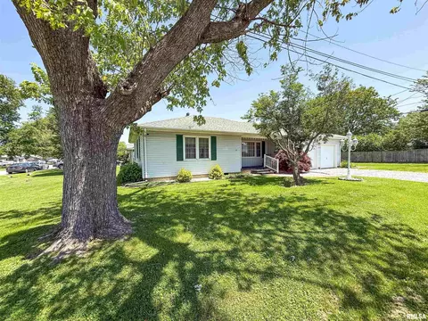 322 Oak St, Flora, IL 62839