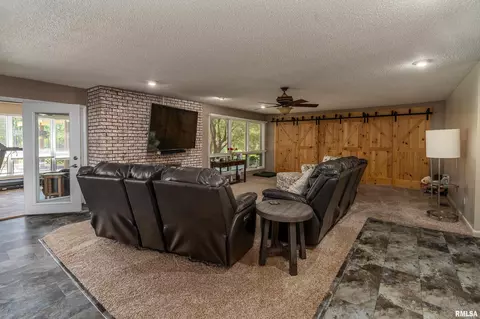 415 E Reichert Dr, Marion, IL 62959 photo 8