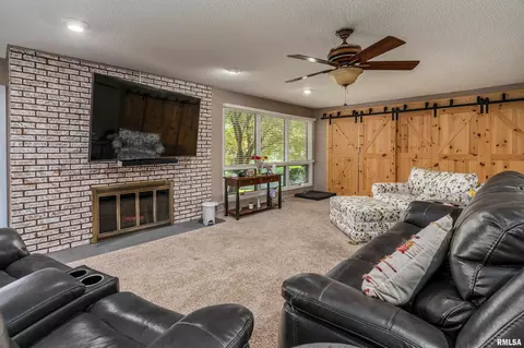 415 E Reichert Dr, Marion, IL 62959 photo 9