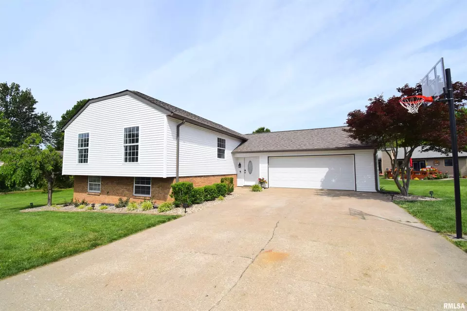 Exterior - 3100 Mulberry Ave, Mount Vernon, IL 62864 photo 2 of 11