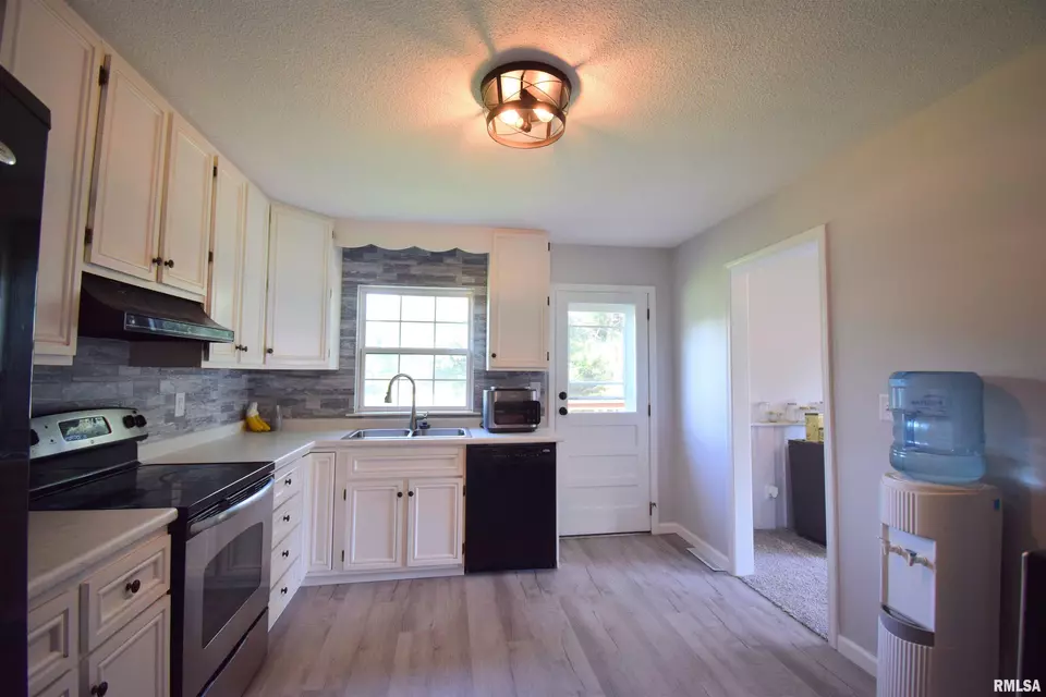 Kitchen - 3100 Mulberry Ave, Mount Vernon, IL 62864 photo 2 of 3