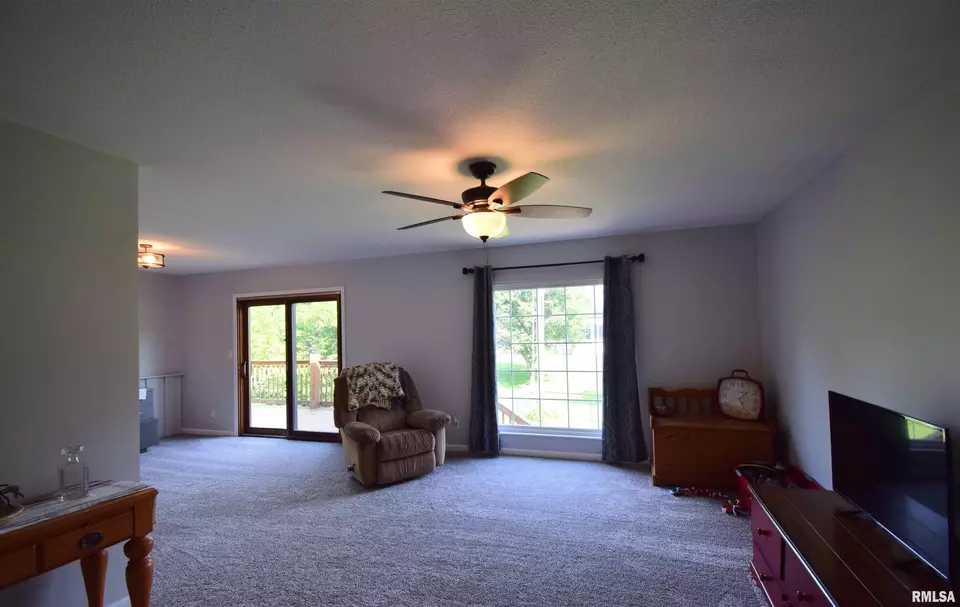 Living - 3100 Mulberry Ave, Mount Vernon, IL 62864 photo 1 of 2