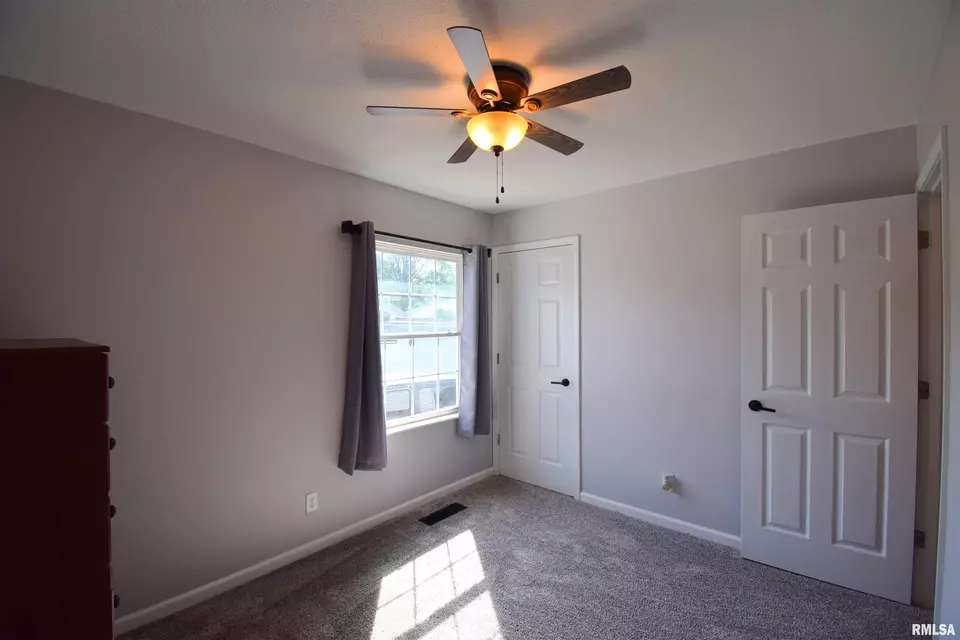 Bedroom - 3100 Mulberry Ave, Mount Vernon, IL 62864 photo 6 of 9