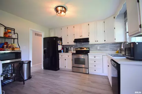 Kitchen - 3100 Mulberry Ave, Mount Vernon, IL 62864 photo 1 of 3