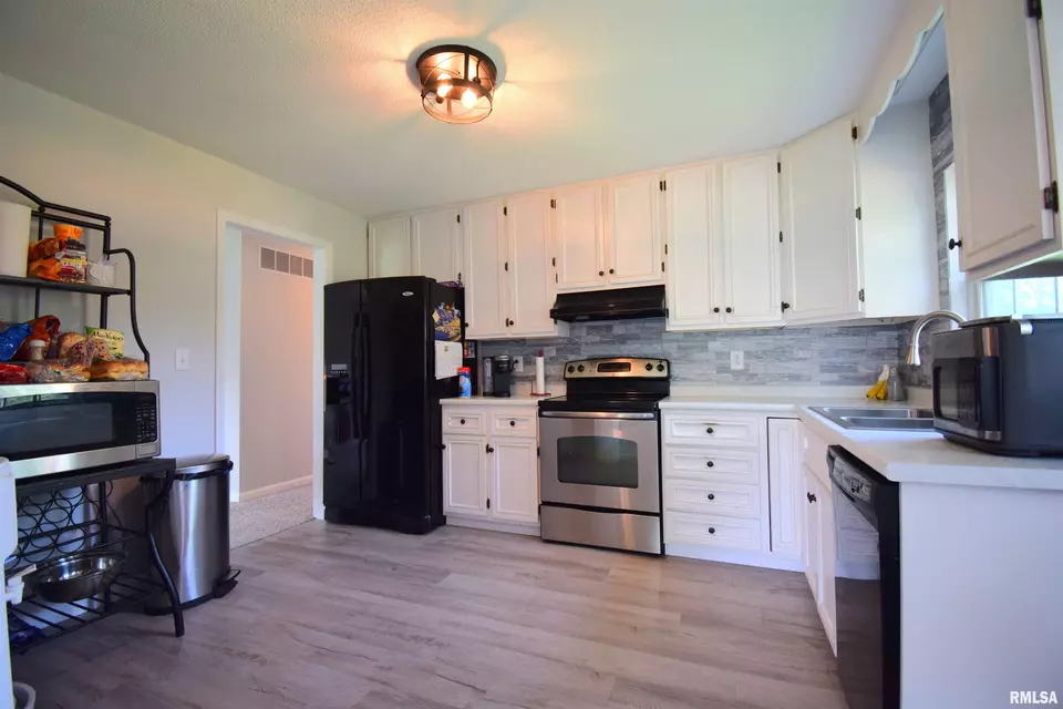 Kitchen - 3100 Mulberry Ave, Mount Vernon, IL 62864 photo 1 of 3