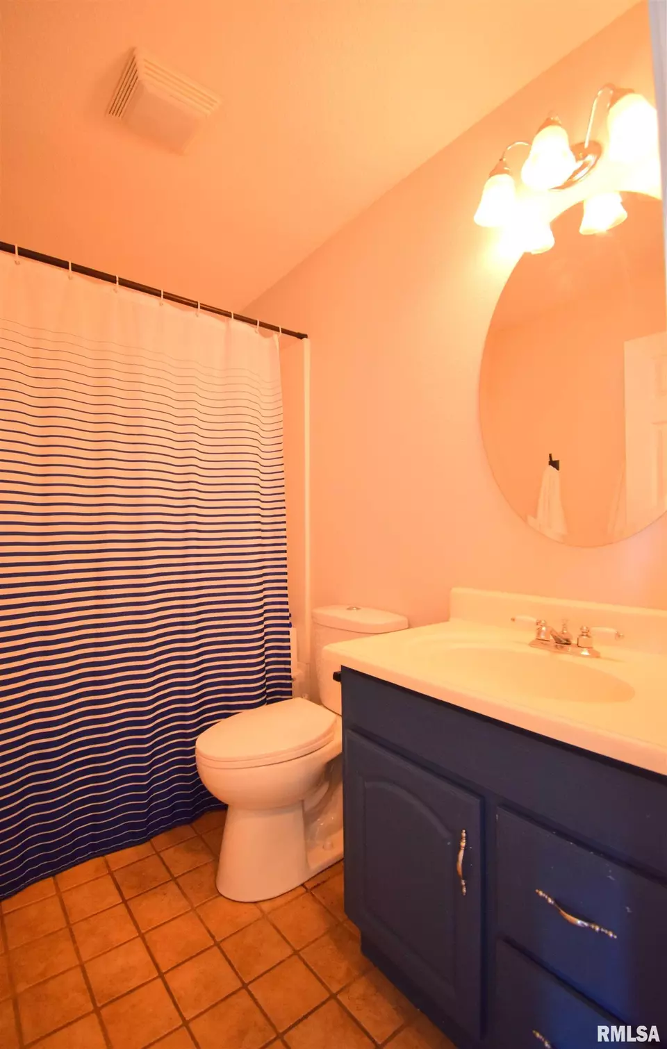 Bath - 3100 Mulberry Ave, Mount Vernon, IL 62864 photo 1 of 4