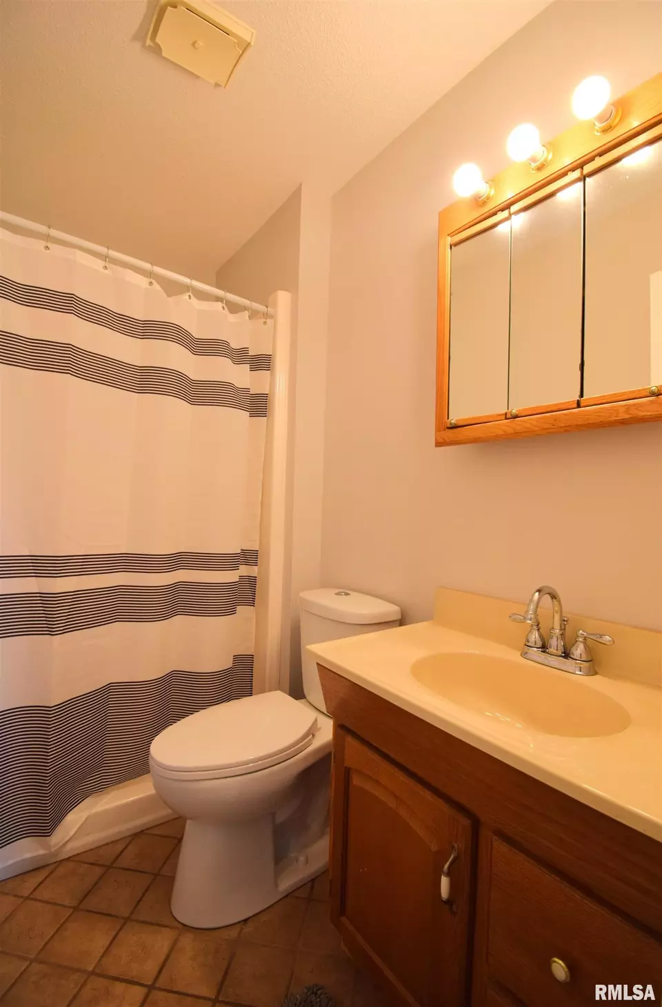 Bath - 3100 Mulberry Ave, Mount Vernon, IL 62864 photo 2 of 4