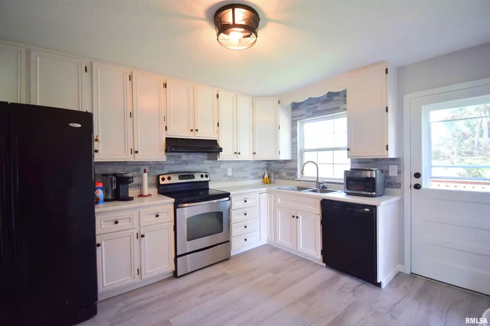 Kitchen - 3100 Mulberry Ave, Mount Vernon, IL 62864 photo 3 of 3