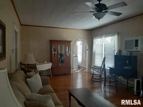 504 W Sylvester Ave, Christopher, IL 62822 photo 2