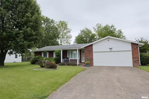 310 Woodland Dr, Salem, IL 62881