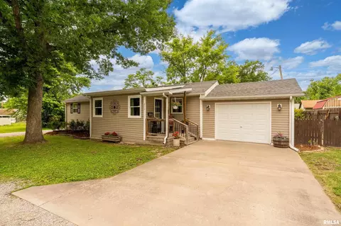 213 Texas Ave, Carterville, IL 62918