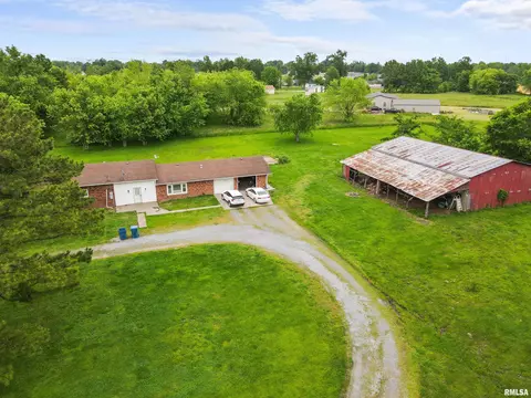 811 W 15th St, Johnston City, IL 62951