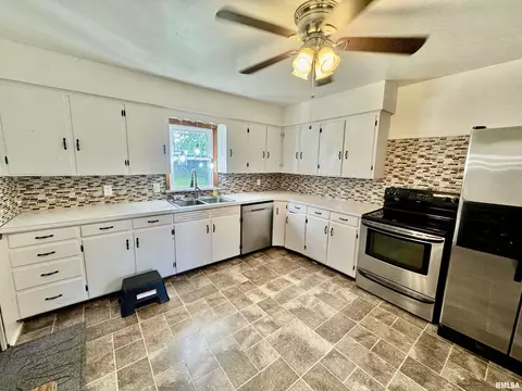 535 Davis Ave, Centralia, IL 62801 photo 3