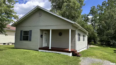 706 S Pine St, Zeigler, IL 62999