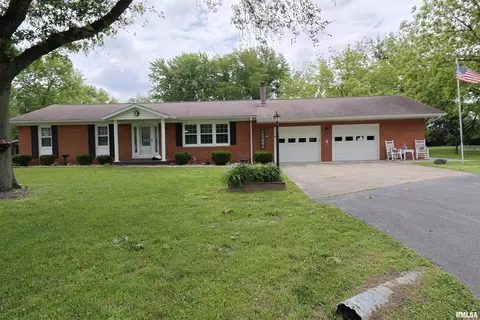 21 Crestwood, Centralia, IL 62801
