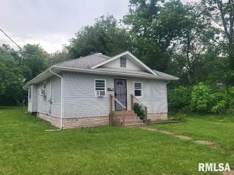 301 N Stotlar St, Benton, IL 62812