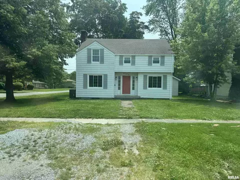1332 E 8th St, Flora, IL 62839