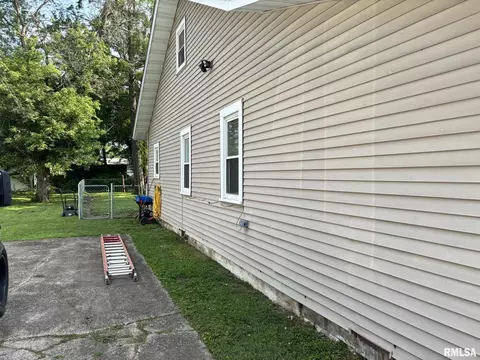 206 E Reed St, Benton, IL 62812 photo 5
