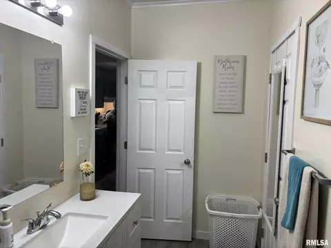 206 E Reed St, Benton, IL 62812 photo 33