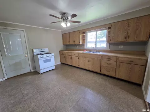 311 E Prairie St, Centralia, IL 62801 photo 6