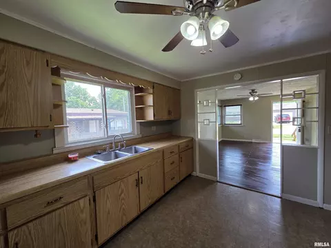 311 E Prairie St, Centralia, IL 62801 photo 7