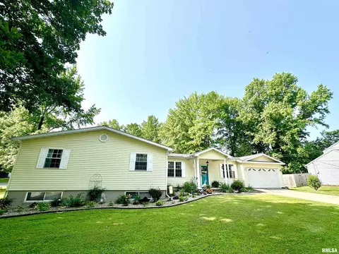 65 Sherwood Dr, Centralia, IL 62801